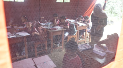 Ruang Kelas Rusak, Siswa SDN di Tulungagung Belajar di Tenda Darurat