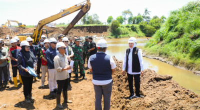Gubernur Khofifah Tinjau Spillway Sungai Tanggul Jember, Targetkan 1.046 Ha Sawah Terairi
