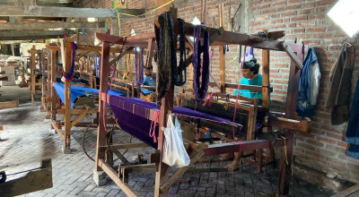 Dari Bara Kayu ke Api Biru, Transisi Energi yang Membuat Kampung Tenun Ikat Kediri Semakin Hidup