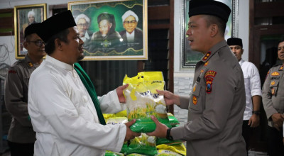 Polres Tulungagung Bagikan 15 Ton Beras Untuk Pondok Pesantren