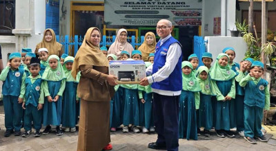 TPS Serahkan Bantuan Komputer untuk Dukung Literasi Digital Siswa Surabaya