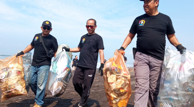 Momen HUT Bank Mandiri Jember, Bersihkan Sampah di Pantai Pancer
