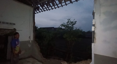 Terkena Puting Beliung, Dinding Rumah Warga di Tulungagung Roboh