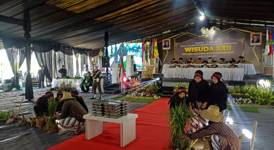 Teatrikal Ketahanan Pangan Warnai Wisuda Ke-22 Unisla Lamongan