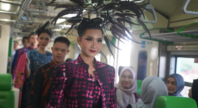 Gandeng Desainer Magetan, Daop 7 Madiun Gelar Fashion Batik on the Train