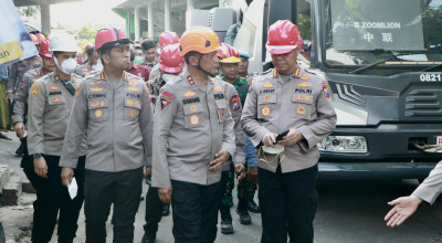 Kapolda Jatim Tinjau Evakuasi Korban di Ponpes Al Khoziny di Sidoarjo