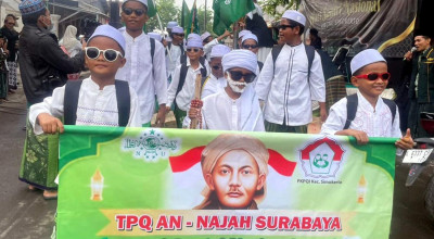 Ribuan Santri Simokerto Semarakkan Kirab Resolusi Jihad Peringati HSN 2025
