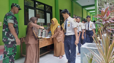 Menanti 9 Bulan, Siswa SMPN 1 Deket Lamongan Akhirnya Nikmati MBG