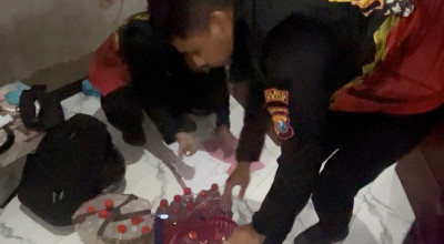 Polres Gresik Gerebek Rumah Penjual Arak Bali dan Miras Impor