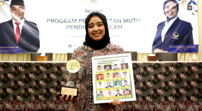 Ning Dini Terima Penghargaan FJN, Serukan Keadilan untuk Guru Madrasah