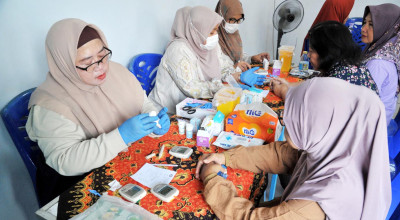 Farmasi Unair Gelar Cek Kesehatan dan Kenalkan iTeraCare pada Warga Kediri