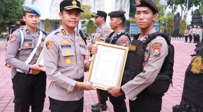 Kapolres Gresik Beri Penghargaan 25 Personel dan Warga, Ini Prestasinya