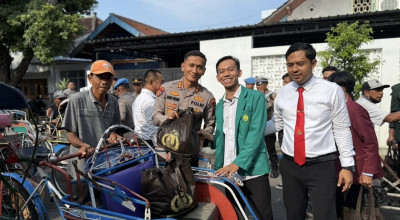 Kapolres Ponorogo Gandeng Mahasiswa Bagikan Sembako untuk Tukang Becak