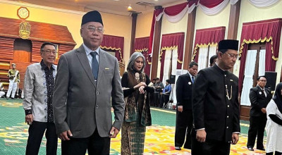 Prof Sukadiono Terima Lencana Jer Basuki Mawa Beya dari Gubernur Khofifah