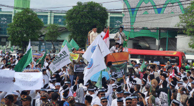 Protes Tayangan Trans7, Ribuan Santri Jatim Geruduk DPRD Jatim