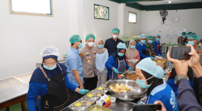 Polisi Uji Kelayakan Makanan di SPPG 1 Ponpes Al Amien Kediri