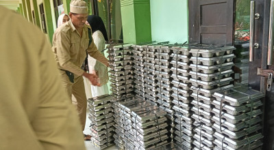 Hari Sumpah Pemuda, SPPG di Lamongan Bagikan MBG Dengan Kostum Tradisional