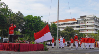Ubaya Peringati Sumpah Pemuda, Baju Adat dan Semangat Juang Pahlawan Berkor