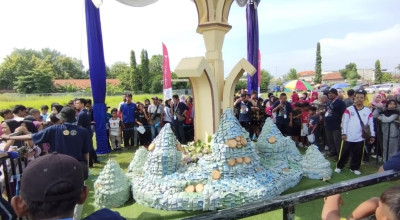 Ribuan Warga Berebut Gunungan Wingko Babat dalam Semarak Festival di Lamongan