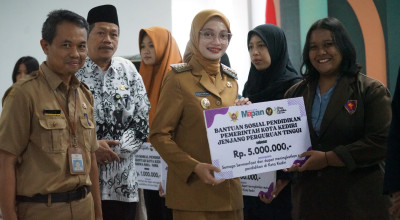 Mbak Vinanda Kucurkan Bantuan Pendidikan untuk Pelajar dan Mahasiswa Kota Kediri