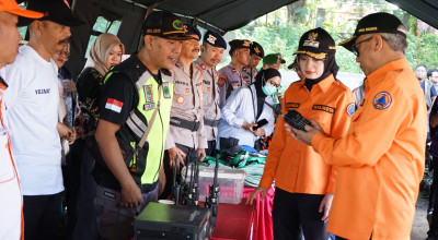 Mbak Vinanda Pimpin Apel Gelar Peralatan dan Simulasi Bencana Banjir di Kediri