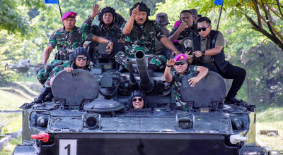 Terima Brevet Kavaleri Korps Marinir, Kajati Jatim Jajal Tank dan Sniper