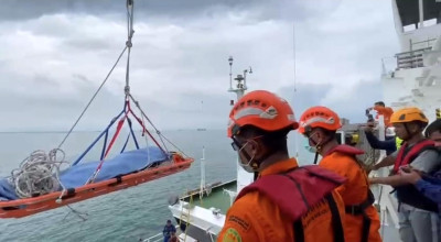 Dramatis! Tim SAR Evakuasi ABK Filipina Sakit di Tengah Laut Jawa