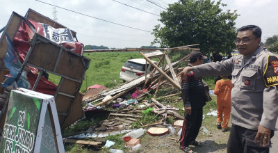 Bocah 16 Tahun Bawa Fortuner Tabrak Warung dan Gerobak Pentol di Plosoklaten Kediri