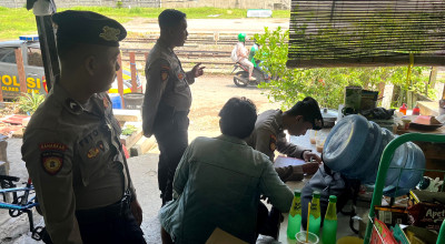 Sat Samapta Polres Gresik Gerebek Penjual Miras, Sita Puluhan Botol Arak