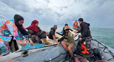 Aksi Heroik KRI Hiu-634 Selamatkan Wanita dari Kapal Mati Mesin
