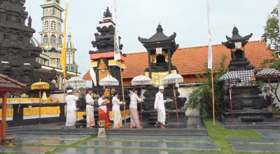 Melihat Perayaan Sederhana Hari Raya Kuningan Umat Hindu di Lamongan