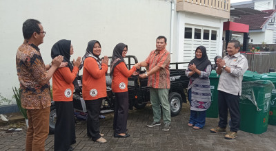 Dukung Pengelolaan Sampah di Jember, Satib Serahkan Bantuan Kendaraan Roda Tiga