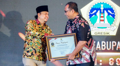 Pemkab Gresik Raih Penghargaan “Menuju Informatif” pada KI Award 2025