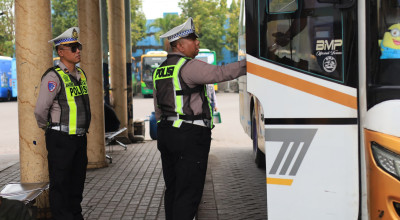 Satlantas Polres Gresik dan Dishub Gelar Ramp Check di Terminal Bunder Jelang Nataru