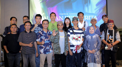 Pelukis Surabaya Ariel Ramadhan Gelar Pameran Tunggal ke-7 Bertajuk Lautan Bercerita