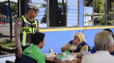 Polres Gresik Ramp Check dan Tes Urine Sopir Angkutan Umum di Terminal Bunder