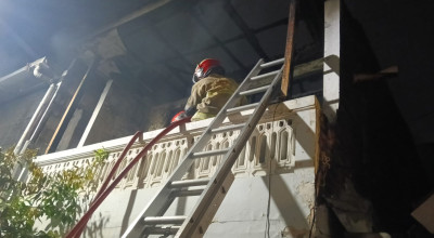 Kebakaran Rumah di Wonokromo, 15 Unit Damkar Dikerahkan