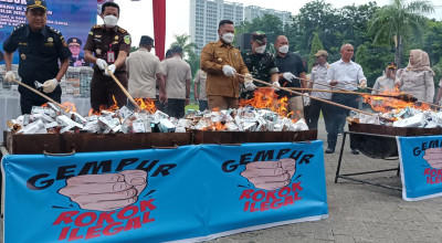 Bupati Gresik Fandi Akhmad Yani Musnahkan Rokok Tanpa Cukai dan MMEA Ilegal