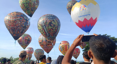 Puluhan Balon Udara Terbang Hiasi Langit Tulungagung