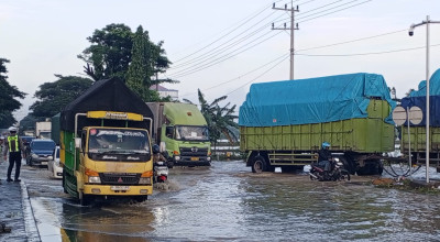 Sungai Meluap, Banjir Rendam Pemukiman hingga Jalan Poros Nasional di Lamongan