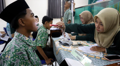 Foto: Menjaga Nafas Para Santri, Cek Kesehatan Gratis di Pondok Pesantren