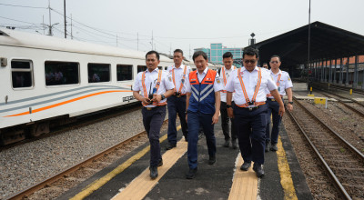 Puncak Nataru, Dirut KAI Turun ke Surabaya Pastikan Penumpang Nyaman