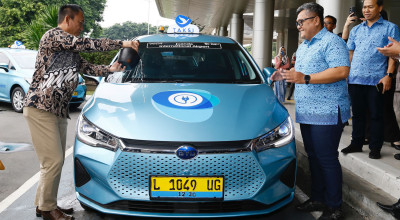 Resmi Beroperasi! e-Bluebird Jadi Taksi Listrik Pertama di Bandara Juanda