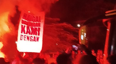 Aremania Hadang Bus Arema FC Usai Gagal Menang di Stadion Kanjuruhan Malang