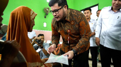 Mas Dhito Serahkan 5800 Sertifikat Tanah PTSL