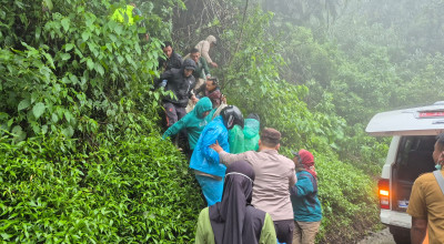 Mobil Wisatawan Terjun ke Jurang Gunung Bromo Malang, Dua Orang Tewas