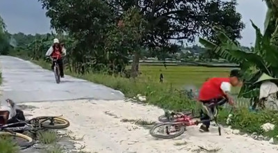 Anak SD di Lamongan Kritik Satir Jalan Rusak Lewat Medsos, Lucu Bikin Gemes