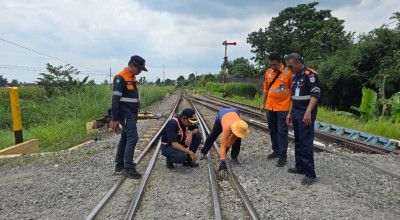Perkuat Keselamatan Angkutan Nataru, Daop 7 Madiun Tinjau Daerah Rawan dan Perlintasan Ekstra