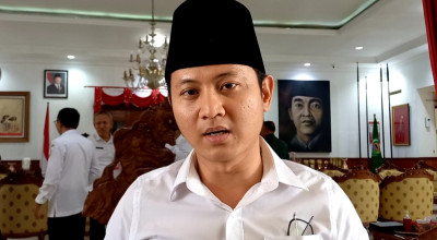 Bupati Trenggalek Berikan Uang Saku Kepada Siswa Yang Membawa Sampah