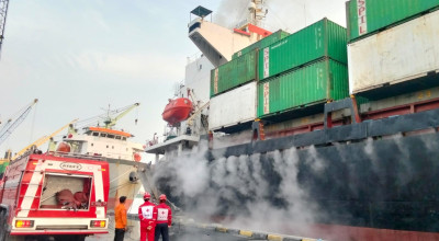 Kapal Kontainer Verizon Surabaya Terbakar saat Bersandar di Pelabuhan Tanjung Perak